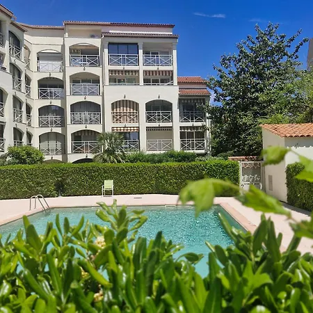 2p Avec Balcon, Piscine Et Parking Proche Centre De - Fr-1-780-40 *